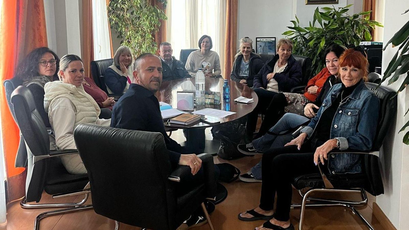Reunión en el Ayuntamiento, a la izquierda el alcalde, Campos, a la derecha Black