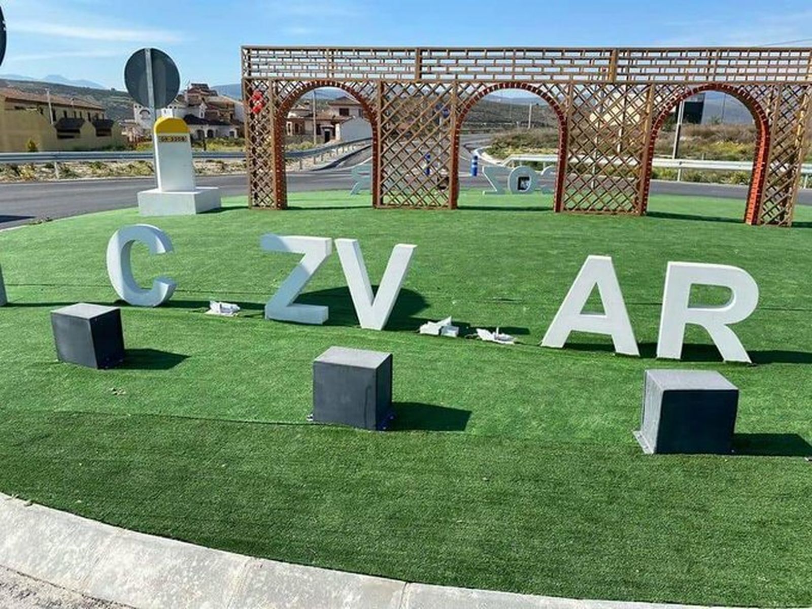 Varias letras arrancadas a la entrada del pueblo de Cozvíjar, una localidad perteneciente a Villamena.