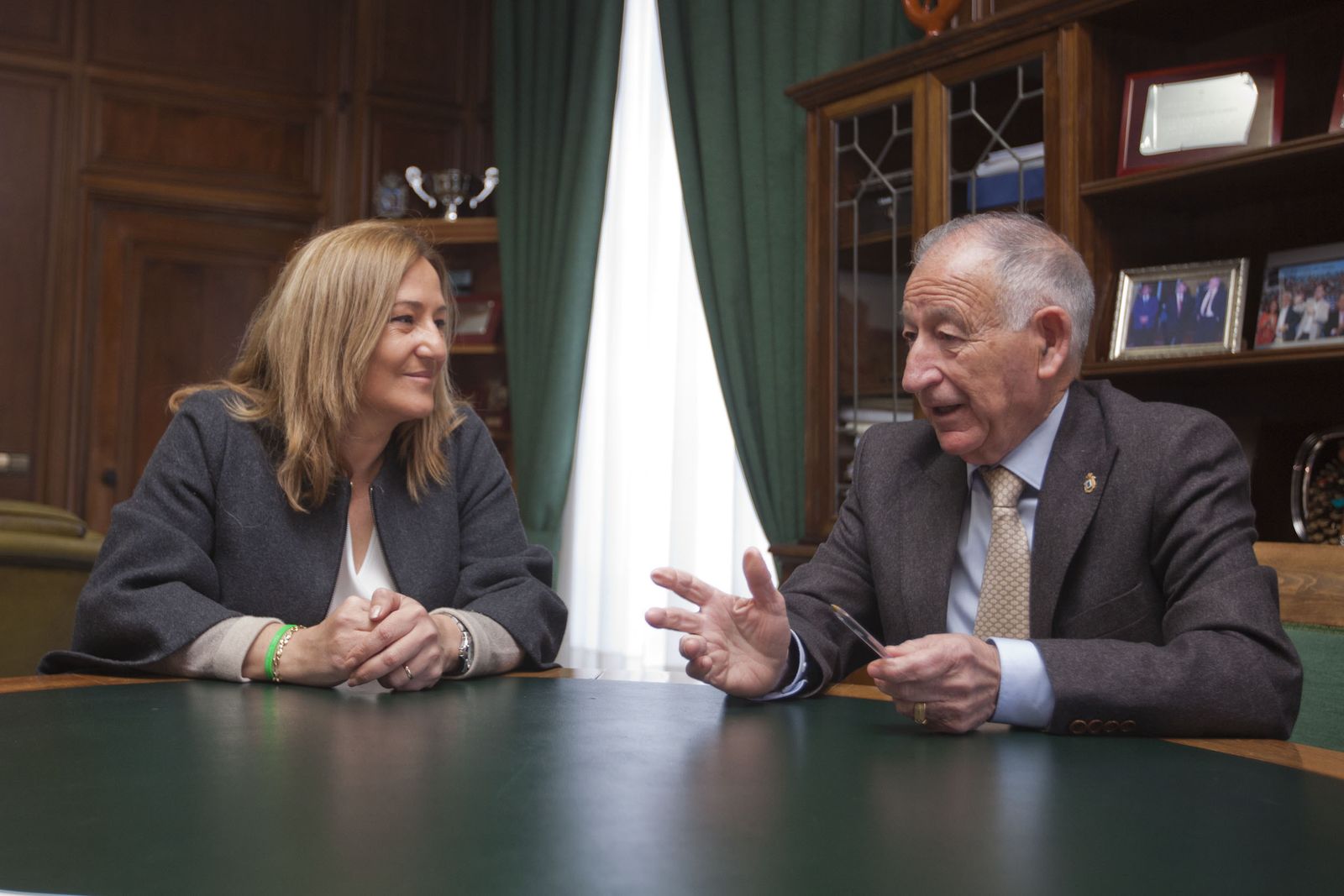 La alcaldesa de Níjar, Esperanza Pérez, conversa con el presidente de la Diputación, Gabriel Amat.