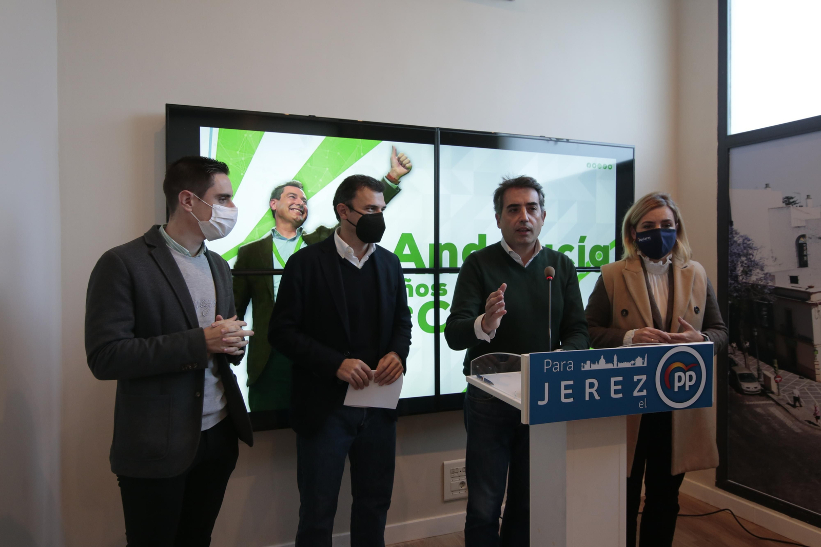 Antonio Saldaña, con representantes del PP provincial local y provincial.