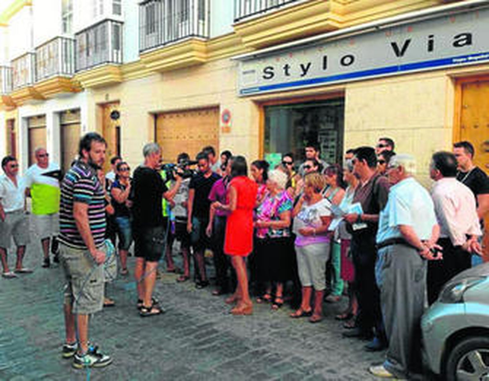 Afectados por el cierre de la agencia se concentraron en sus puertas para protestar.