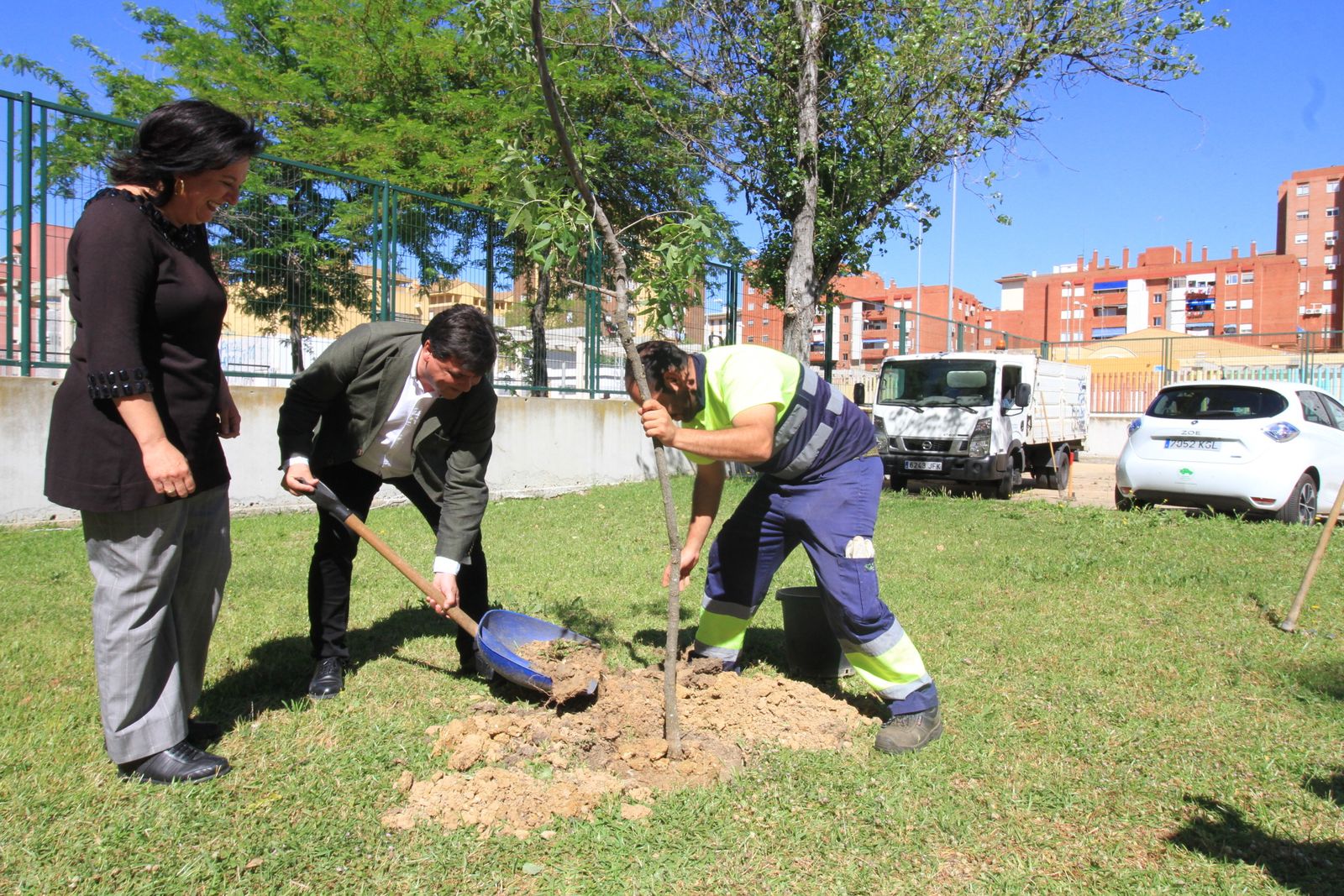 Imágenes de la plantación de árboles llevada a cabo en el colegio Los Rosales, con motivo del incendio del año pasado