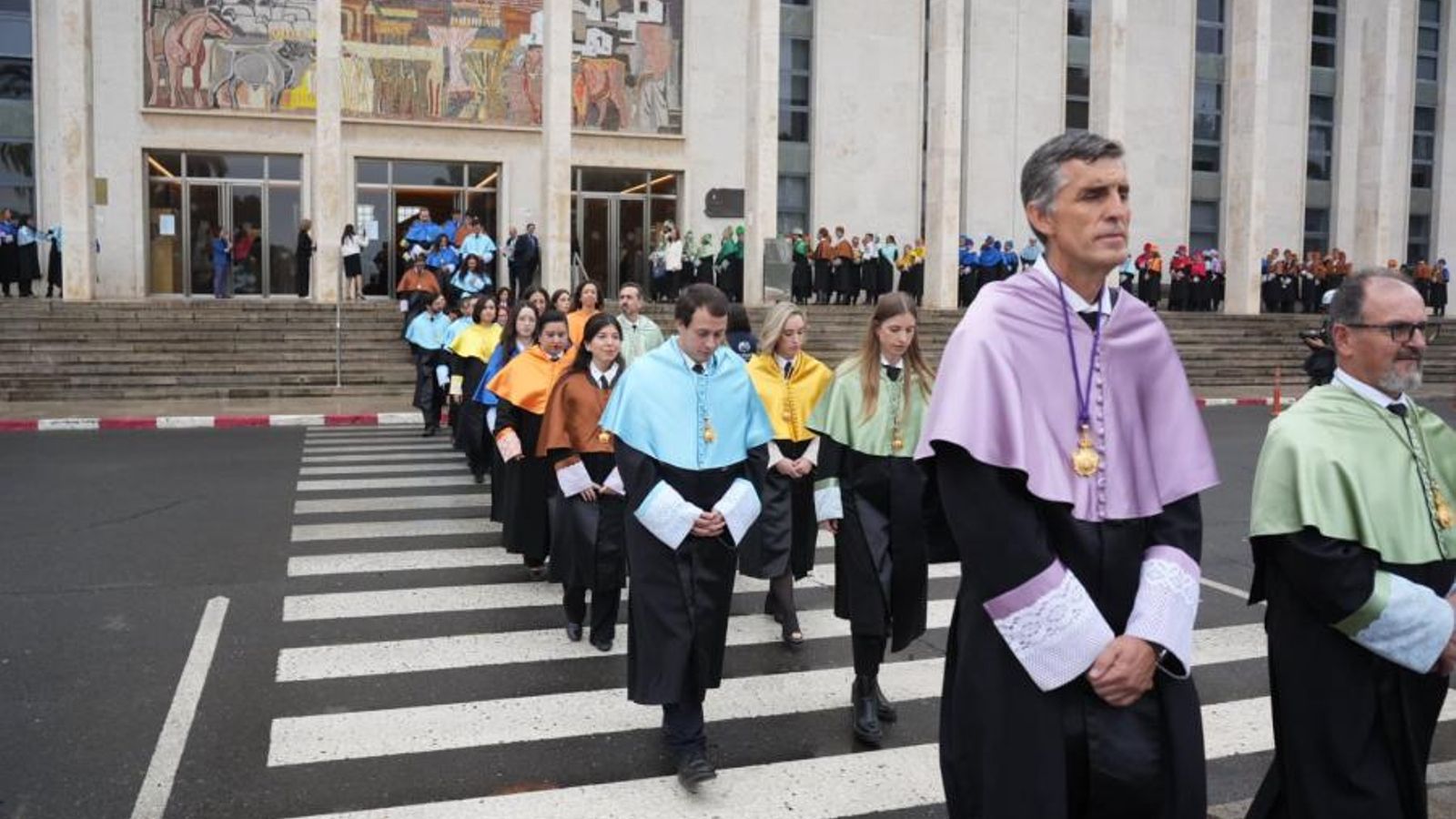 Un momento de la comitiva de doctores en Rabanales.