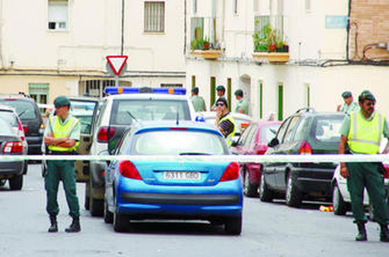 Los agentes de la Benemérita acordonaron el entorno del domicilio de Orta, en la calle Almonte de Isla Chica, el pasado sábado.