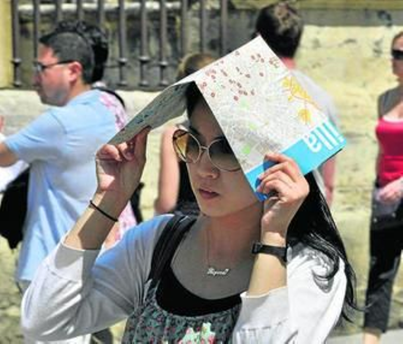Una turista se protegía ayer del sol, que se mantendrá hoy.