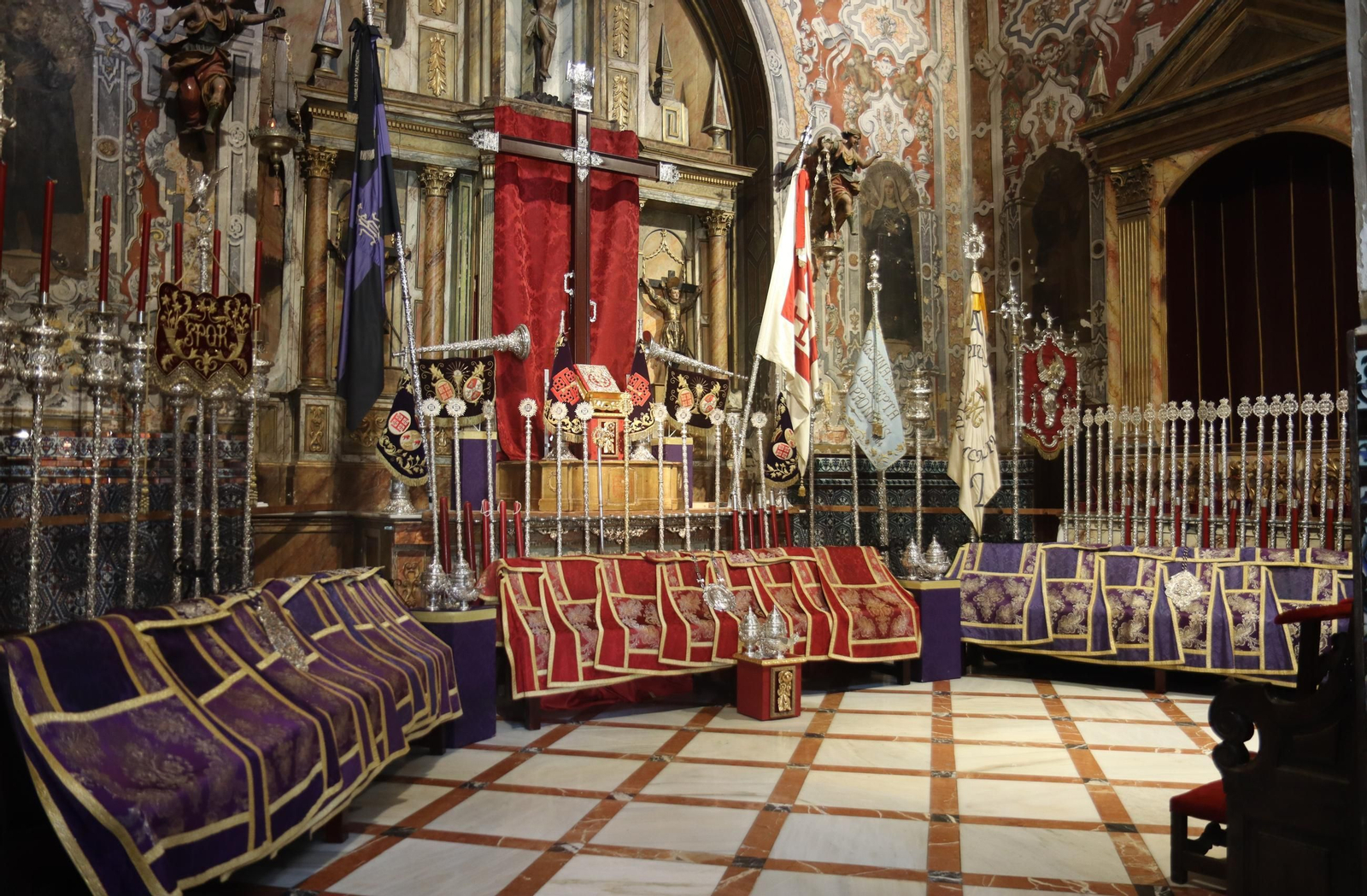 Sevilla acaricia la Semana Santa en un Domingo de Pasión lleno de cultos