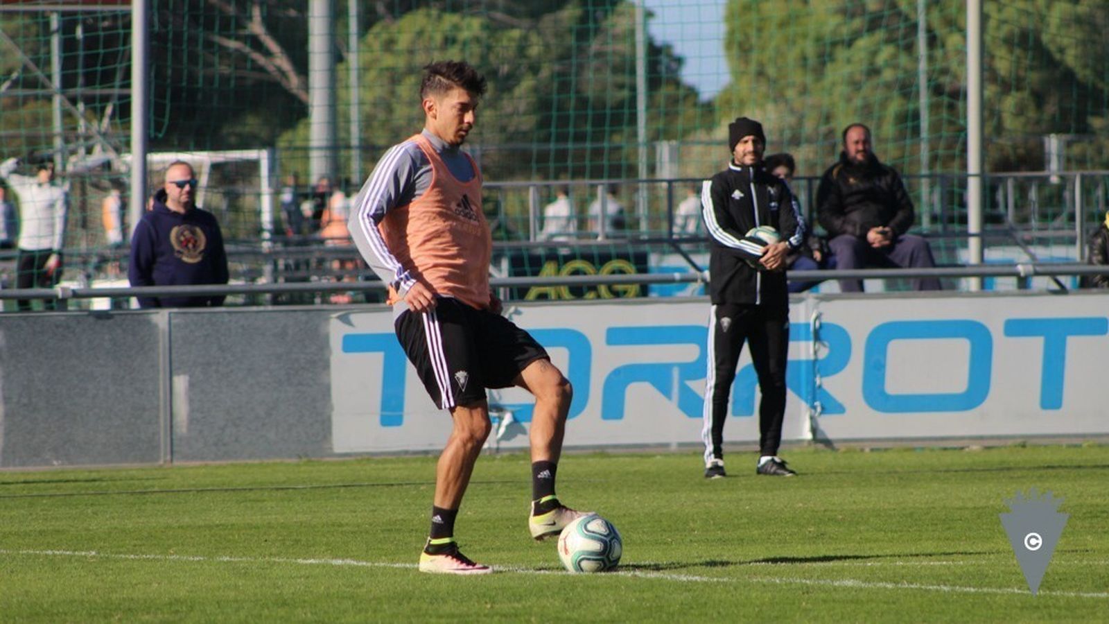 Rhyner golpea el esférico en una sesión.