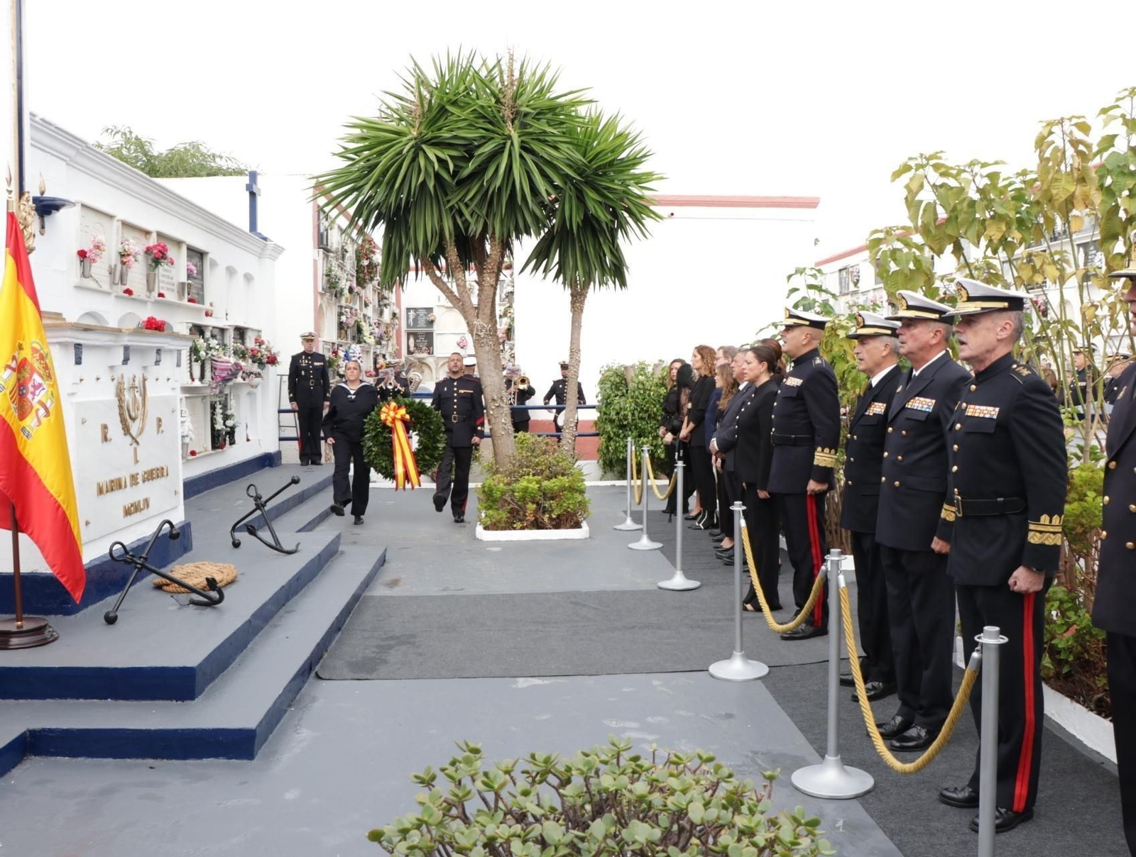 Acto de homenaje de la Armada a los caídos en el cementerio de la localidad de San Fernando