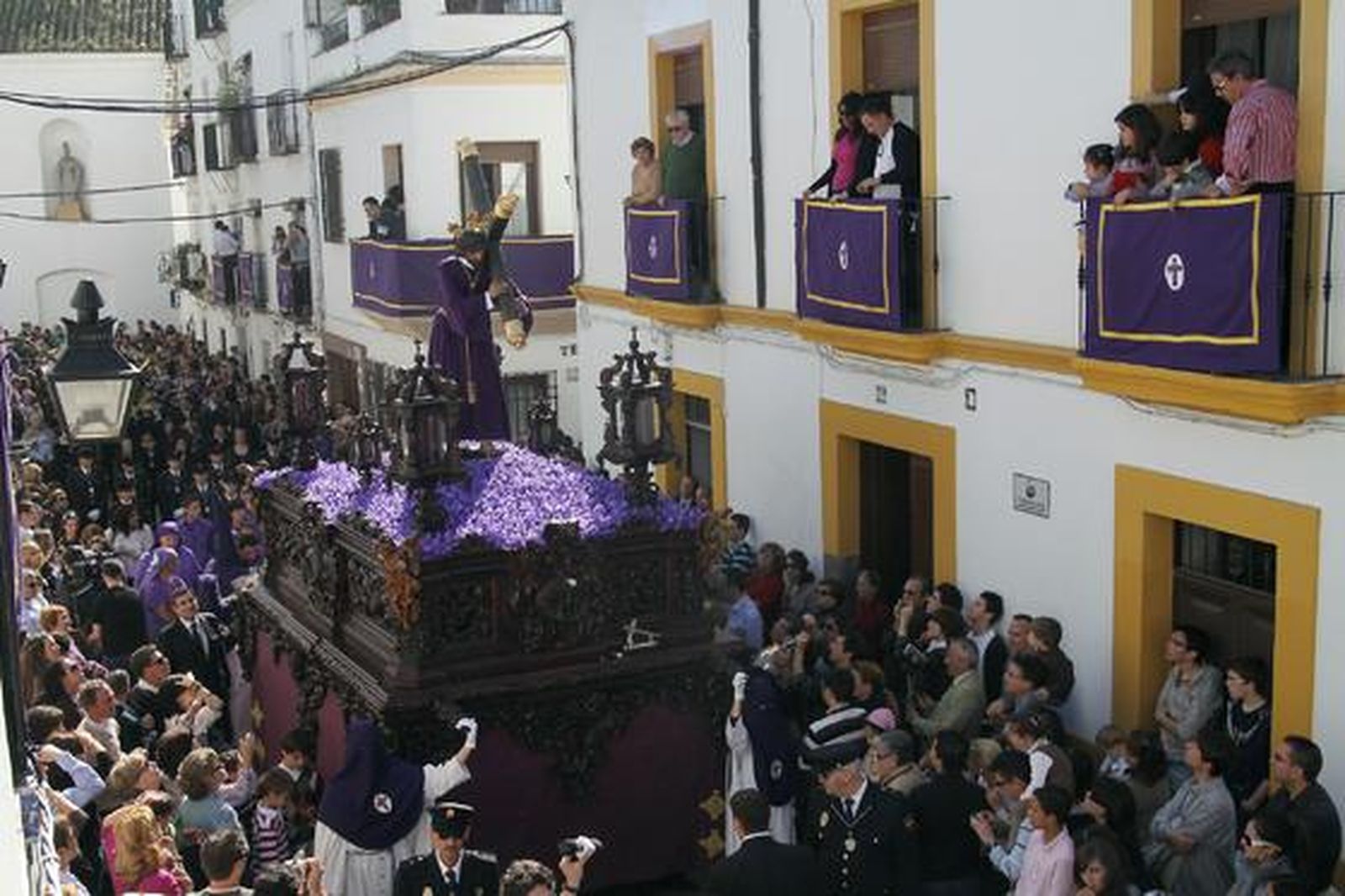 El Señor de la Pasión, tras salir de San Basilio. / Rafael A. Butelo