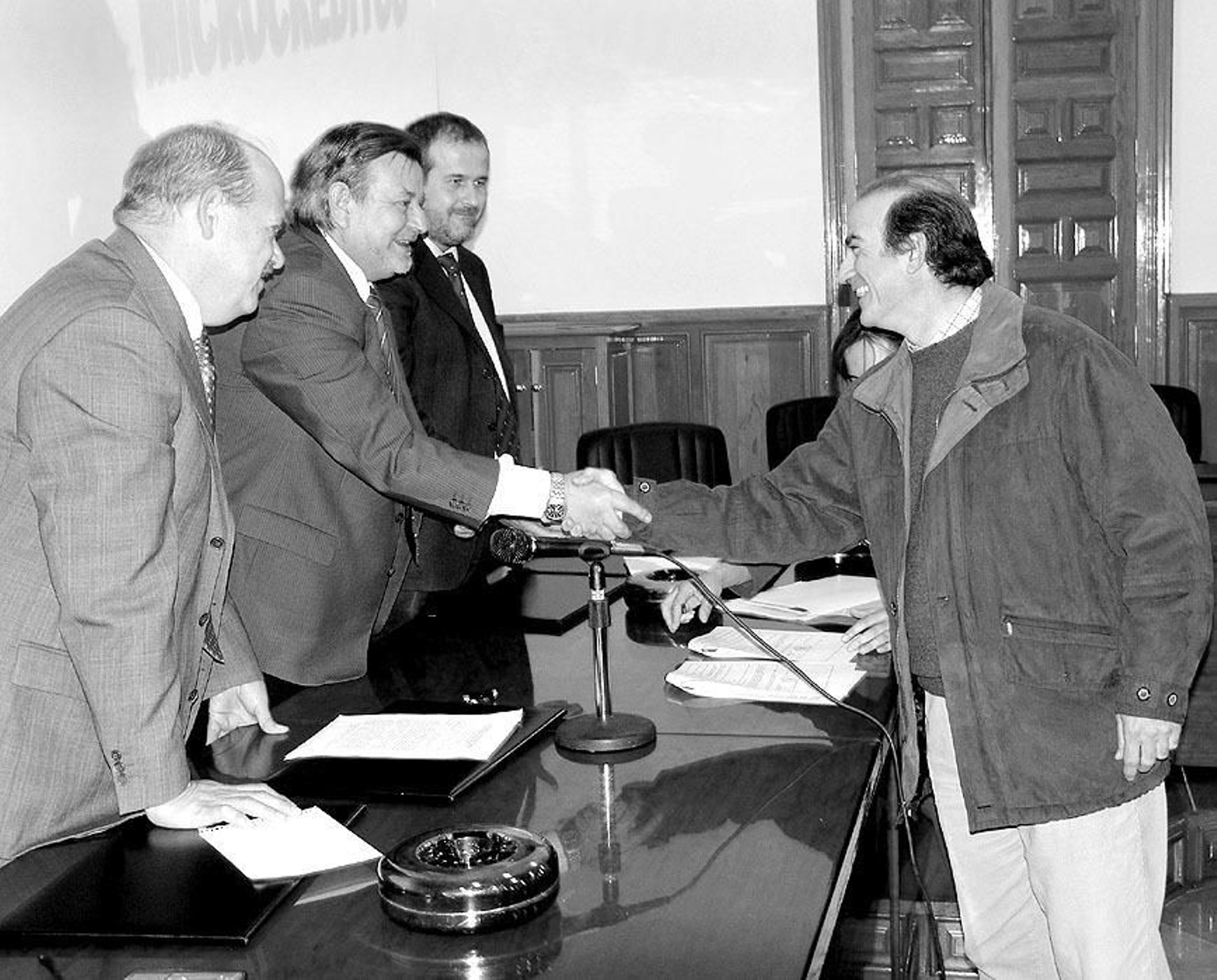 Victor Sánchez durante una entrega de microcréditos a vecinos.