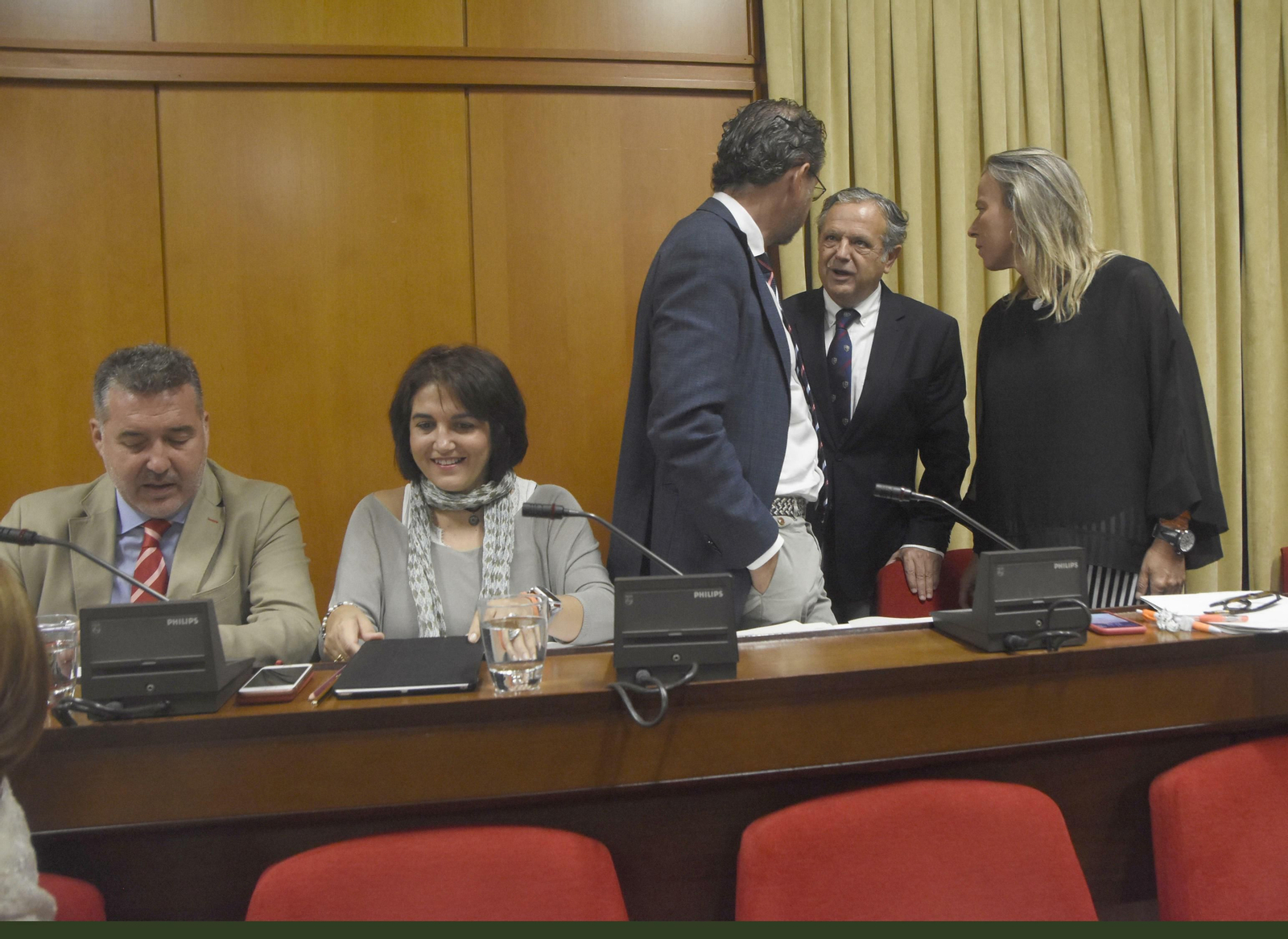 Salvador Fuentes (PP) habla con los ediles de Cs David Dorado y Alba Doblas.