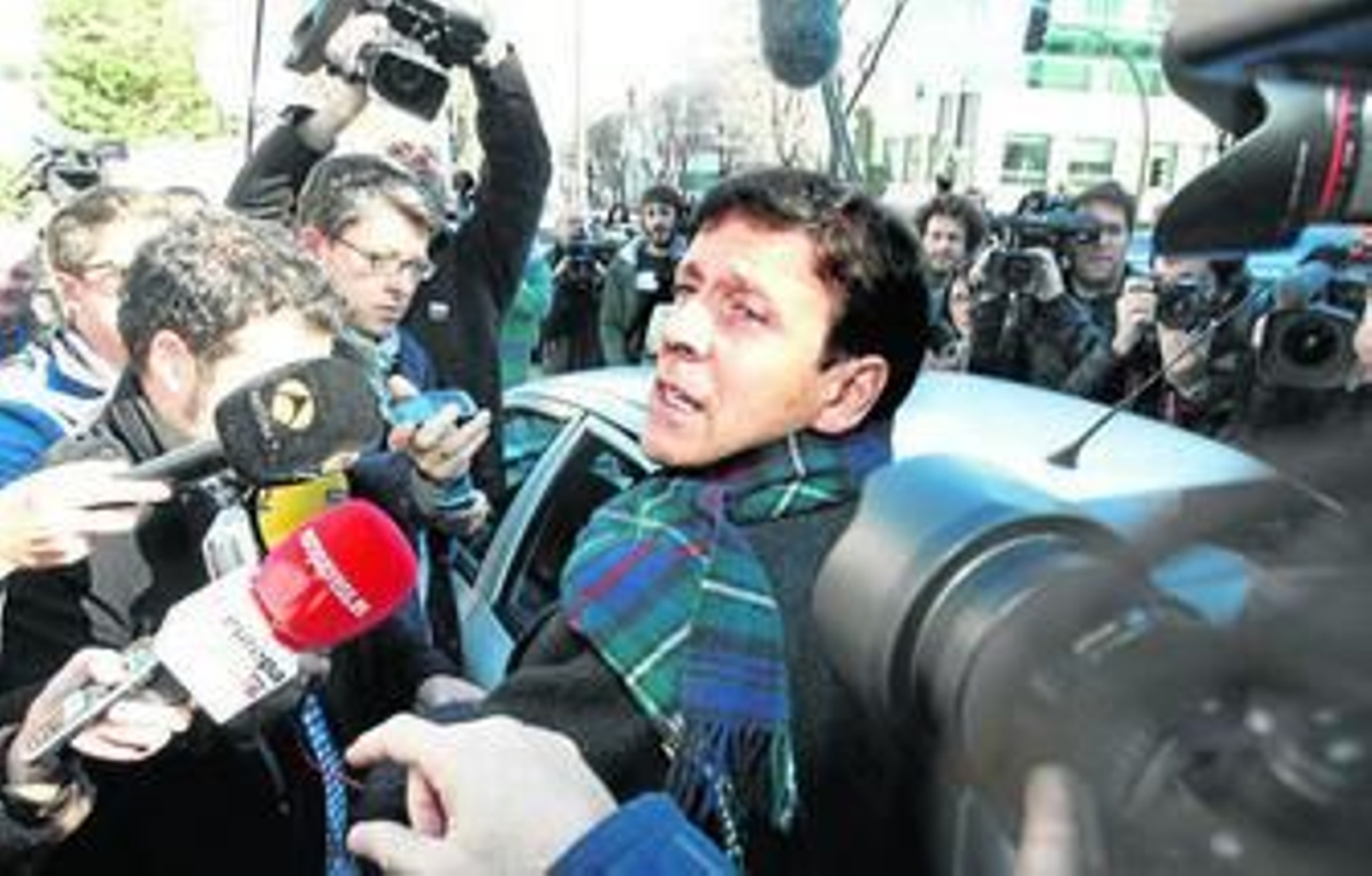 Eufemiano Fuentes, rodeado por los medios de comunicación a su salida del juzgado.