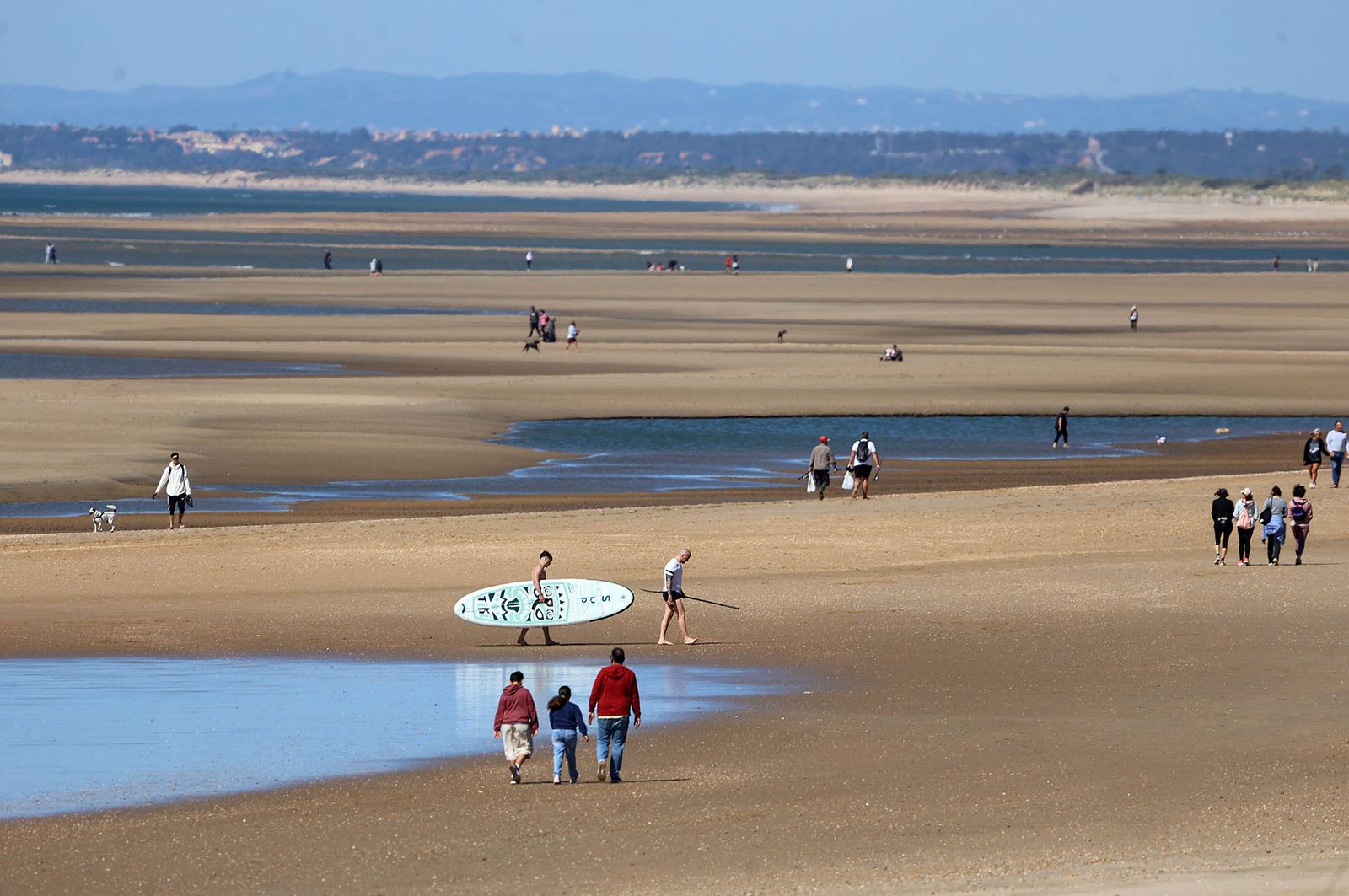 Imágenes del ambiente en las playas de Huelva