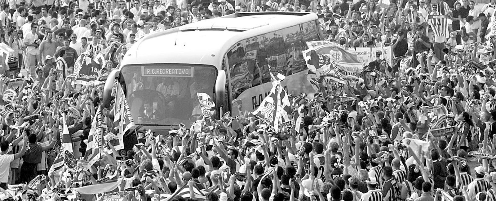 El autobús del Recreativo, a su llegada al estadio Martínez Valero de Elche.