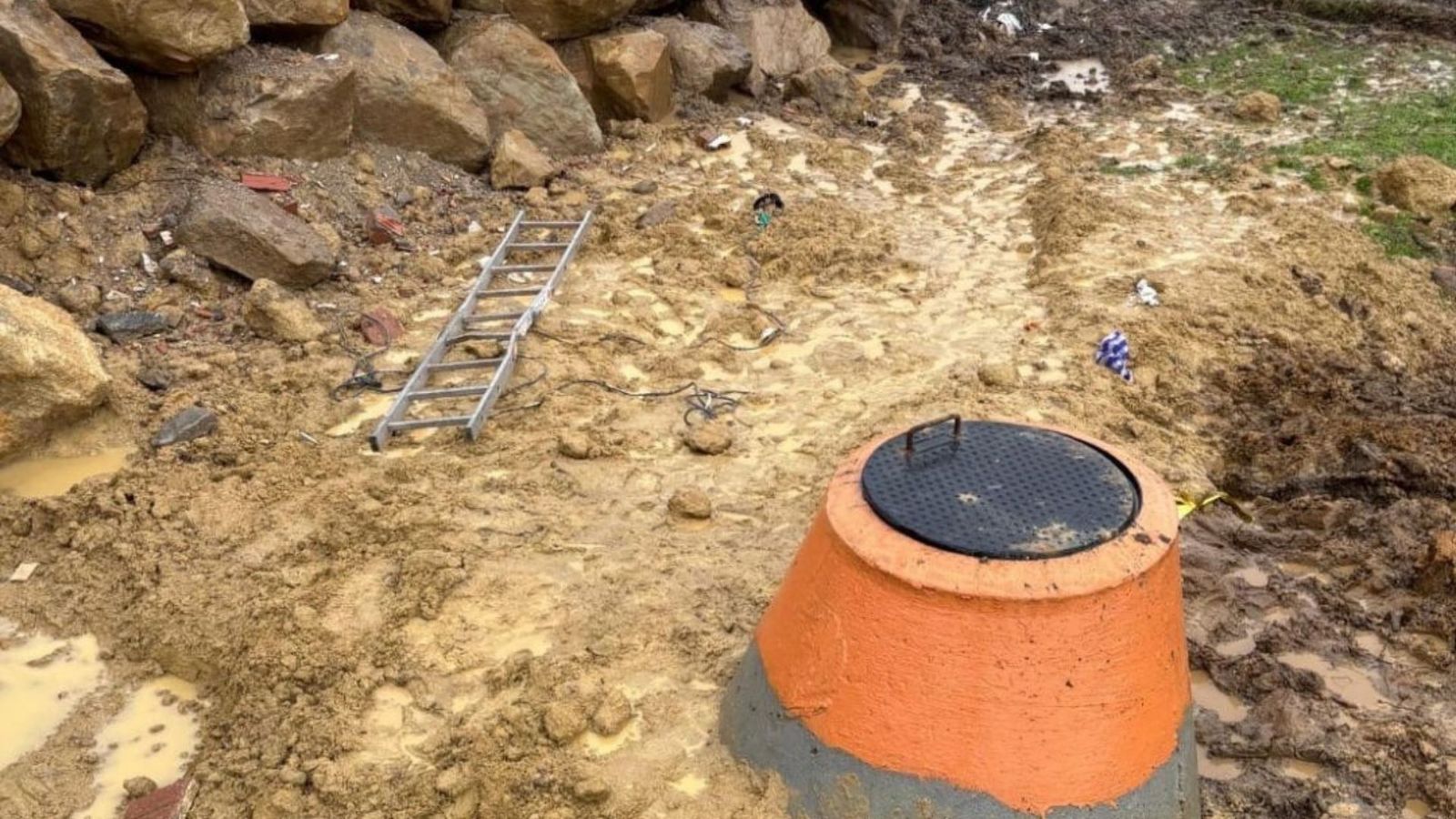 Dos trabajadores resultaran heridos al caer al interior de una arqueta con residuos tóxicos en el vertedero de la finca La Doctora.