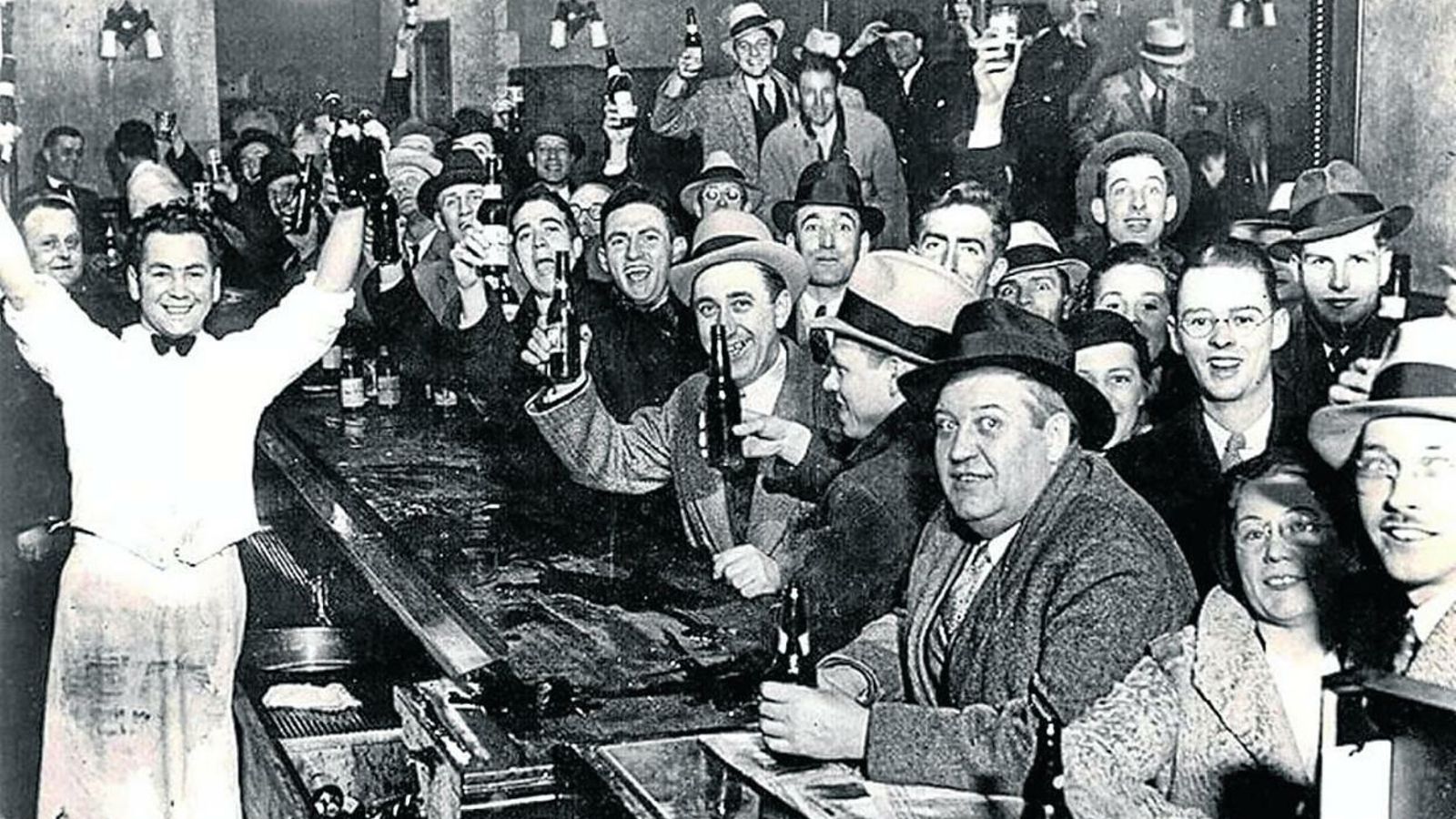 Un bar estadounidense celebrando el fin de la Ley seca. Un bar estadounidense celebrando el fin de la Ley seca.