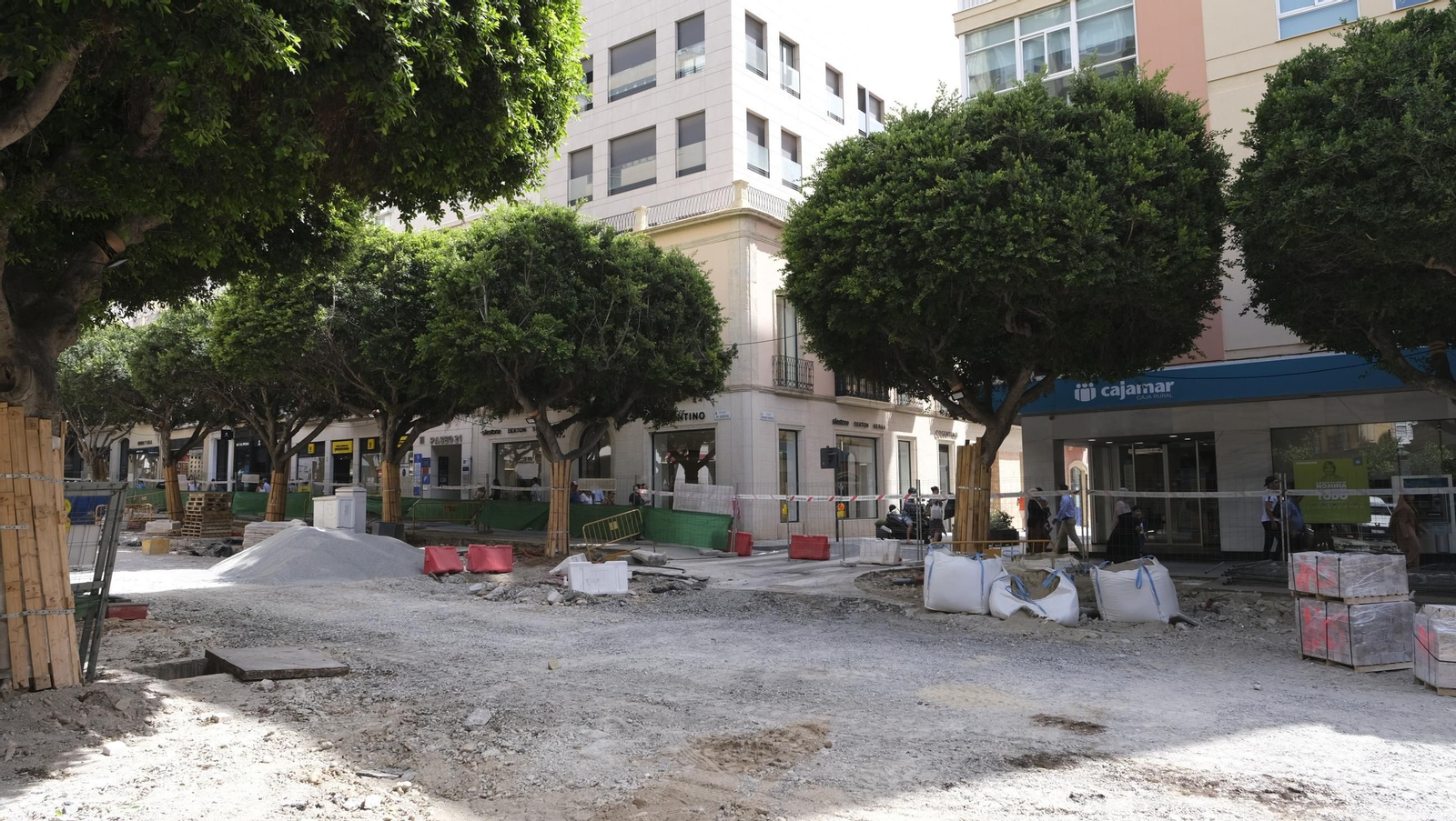 Las obras de peatonalización del Paseo de Almería entran en el turno de noche, en imágenes