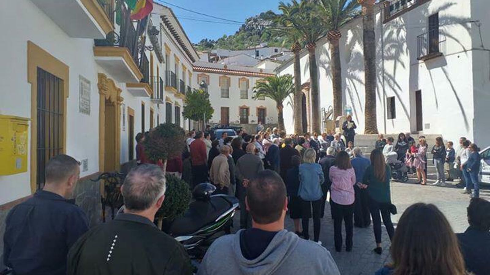 Concentración improvisada de vecinos en el municipio de Montejaque. Concentración improvisada de vecinos en el municipio de Montejaque.