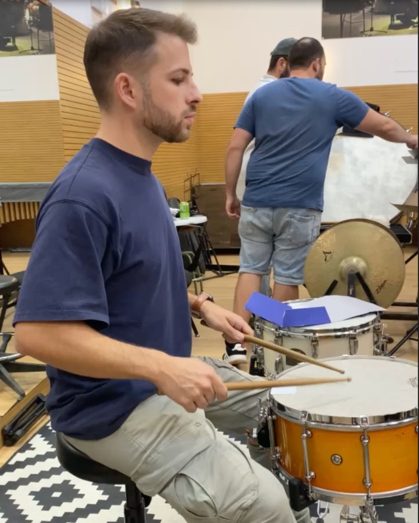 Un alumno practica percusión en el Liceo de Moguer.