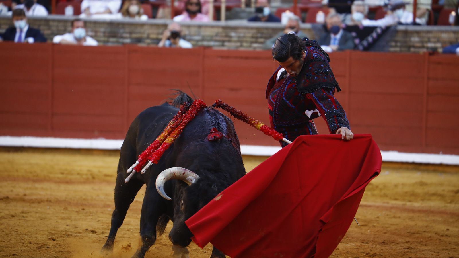 Morante de la Puebla da un natural en el segundo de la tarde.