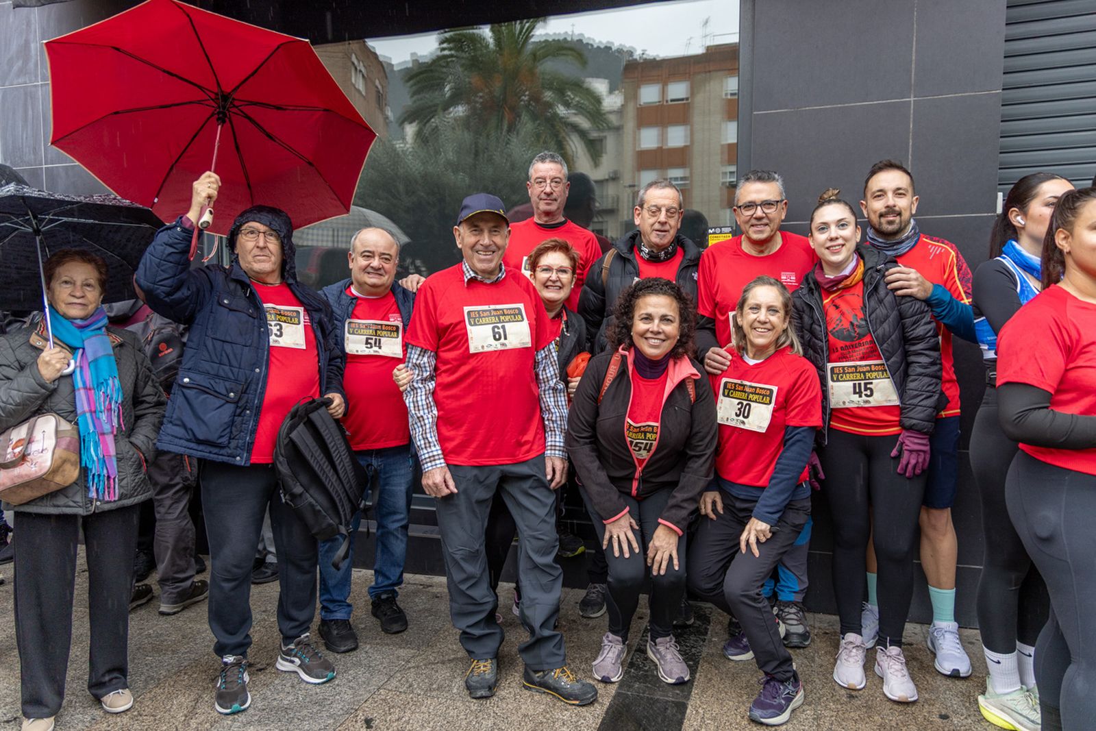 En imágenes: la lluvia no frena a más de un millar de corredores en la V Carrera Popular del IES San Juan Bosco (1)