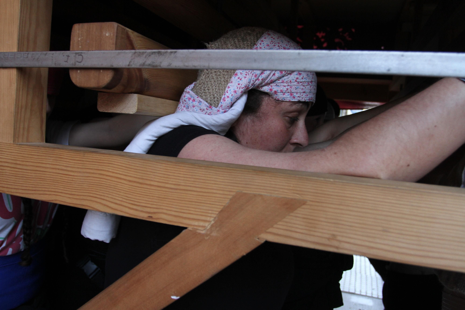 El ensayo de la cuadrilla de mujeres de la Hermandad del Santo Entierro, en imágenes