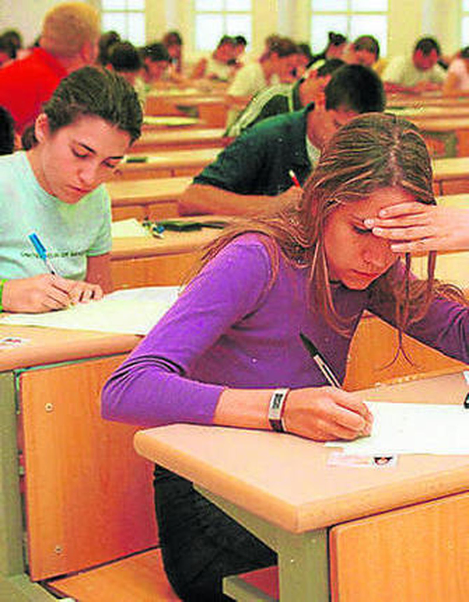 Alumnos realizando el examen.