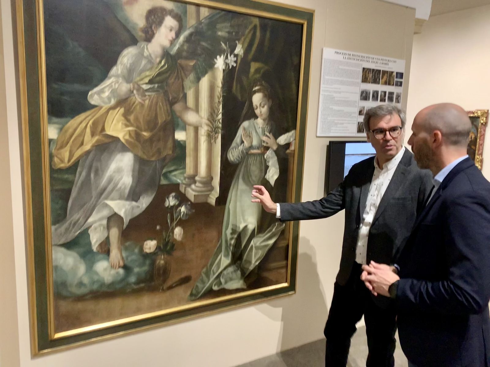 El delegado de Cultura de la Junta, Eduardo Lucena, visita el museo para ver 'La Anunciación'.
