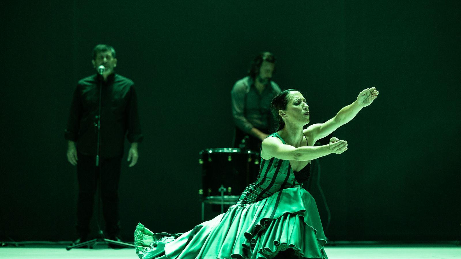 La bata de cola casi siempre tiene un lugar en los trabajos de la bailaora.