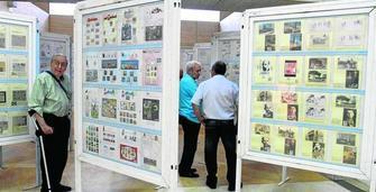 Distintos expositores de la muestra Onugarve que se puede ver en la Casa Colón.