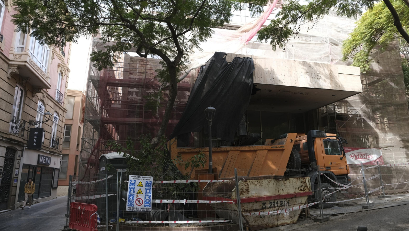 Las mejores imágenes del derribo de la oficina central de Correos en Almería