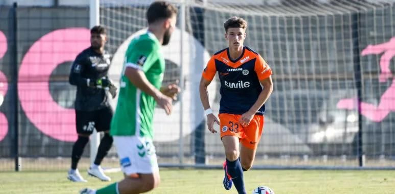 El futbolista serbio conduce el balón durante un encuentro con el Montepellier de su etapa en el conjunto francés.