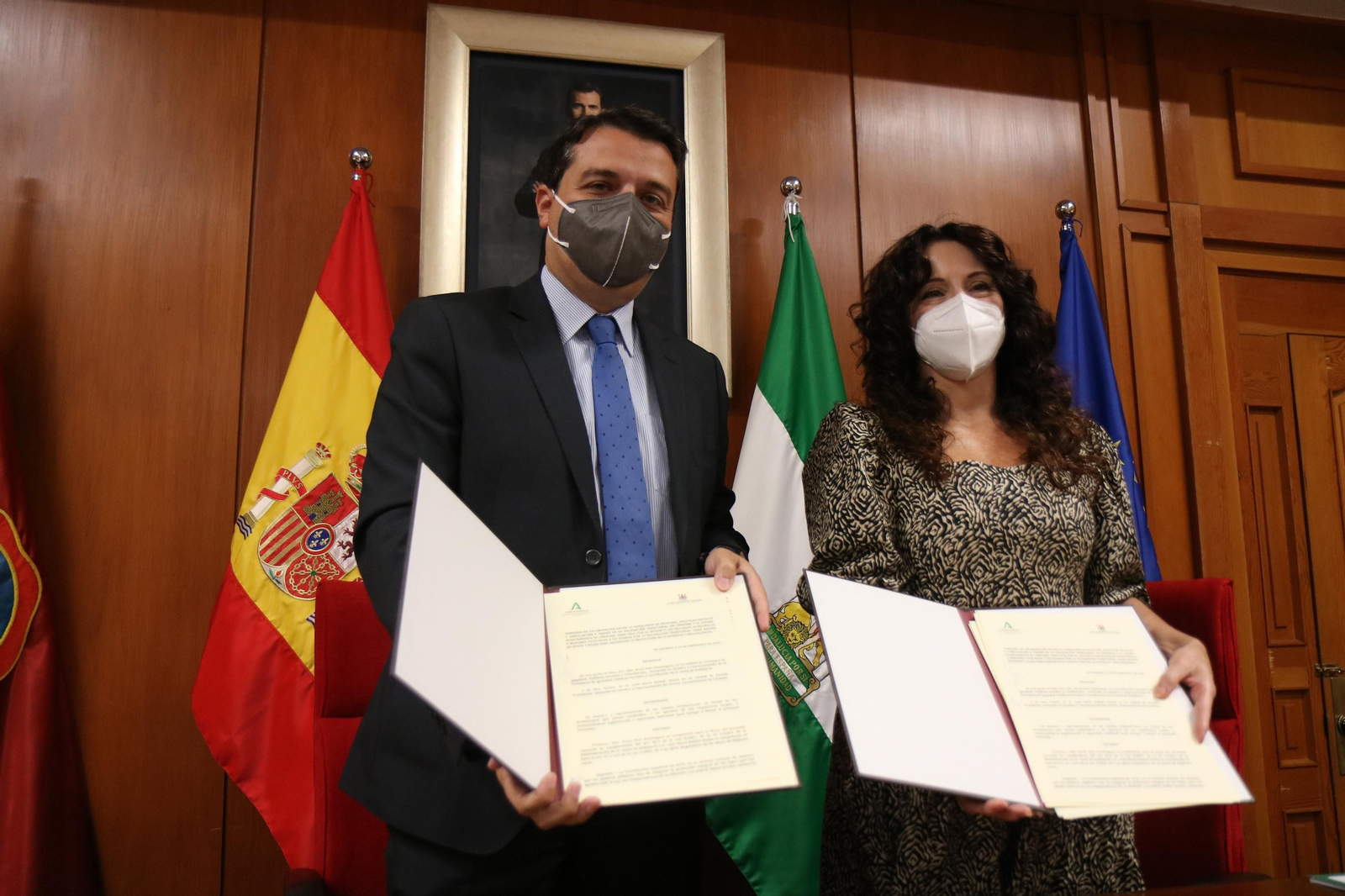 José María Bellido y Rocío Ruiz muestran el convenio firmado. José María Bellido y Rocío Ruiz muestran el convenio firmado.