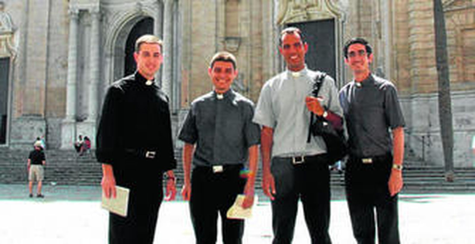 Los cuatro seminaristas ante la Catedral de la capital gaditana.