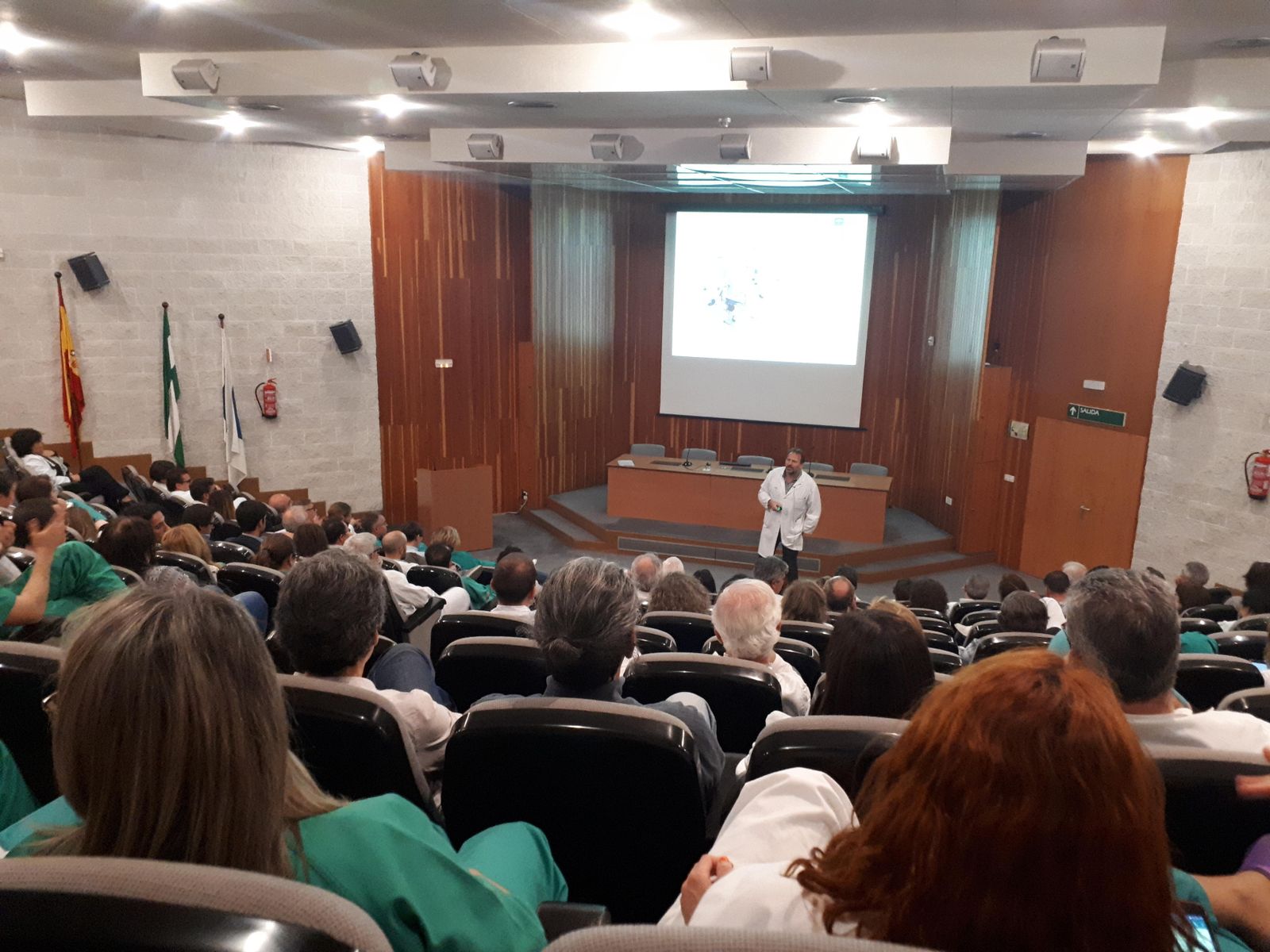 Antonio León presentando el Plan Funcional en el salón de actos del Juan Ramón Jiménez.