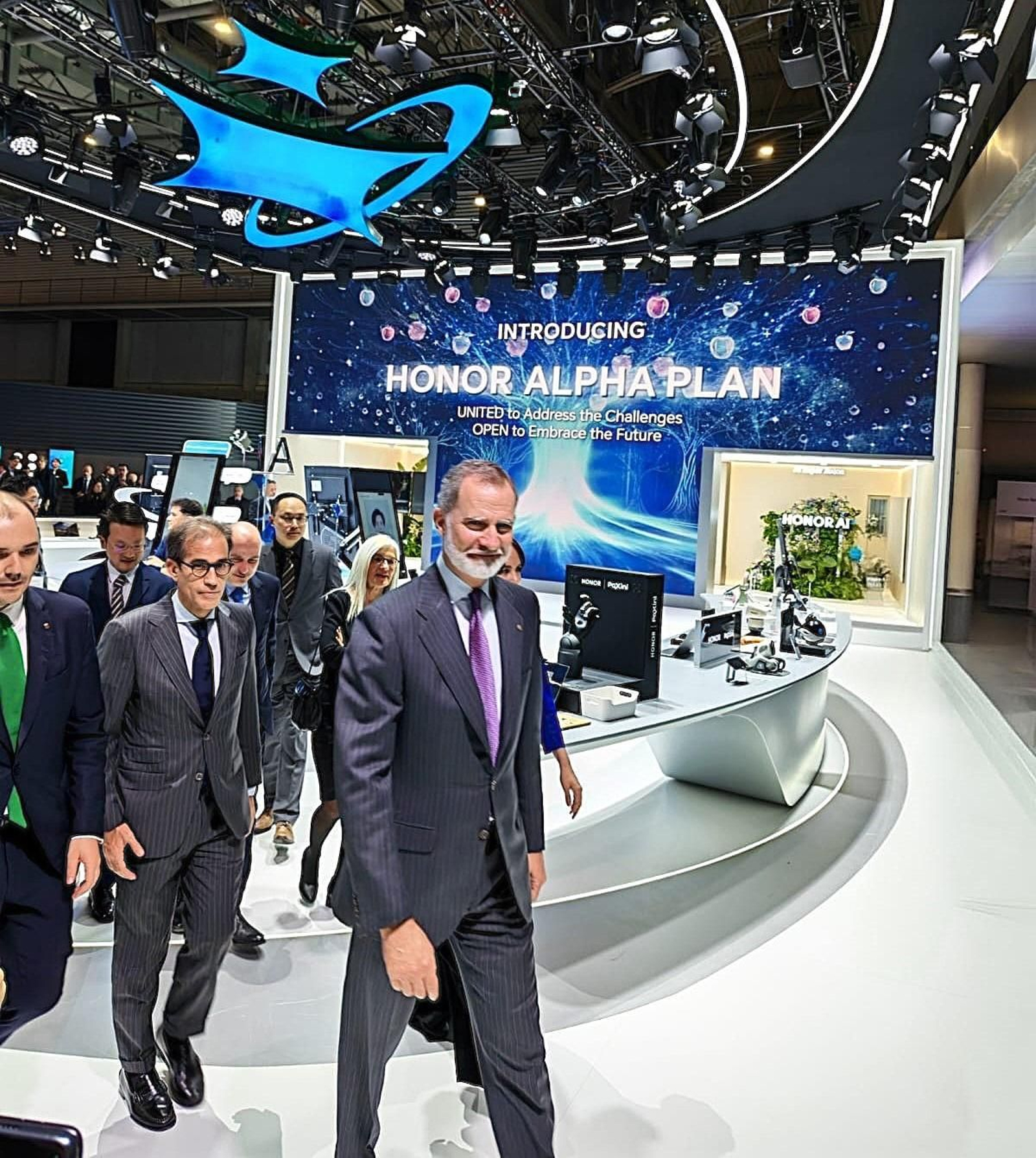 El Rey visitó el stand de Honor en el MWC 2025