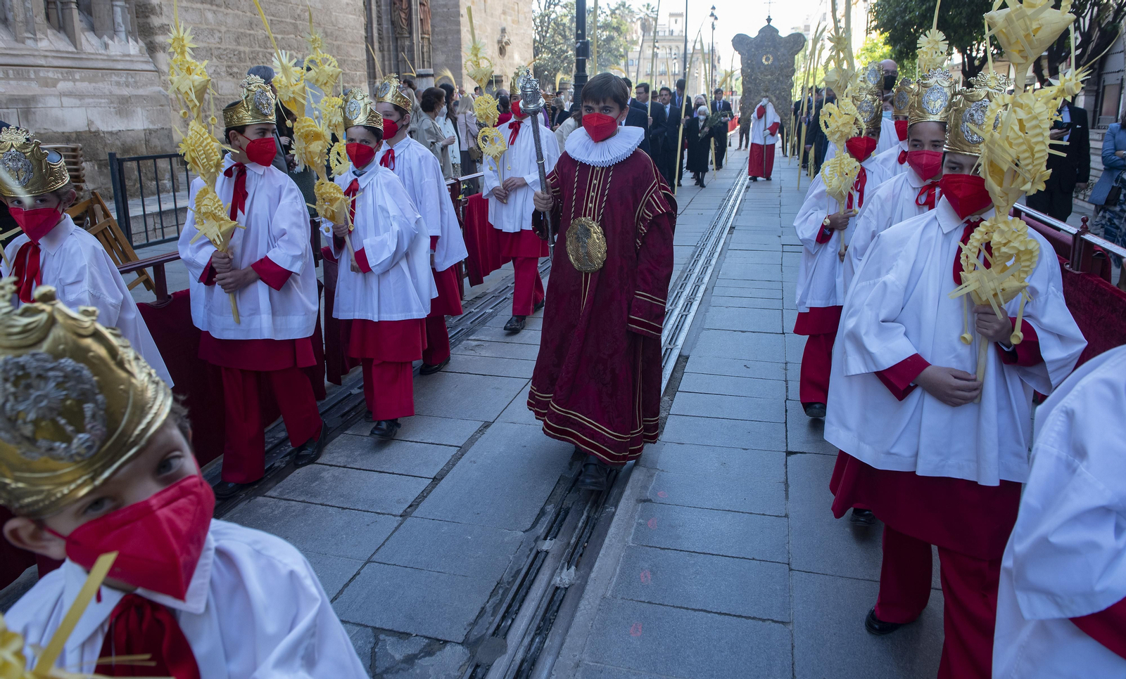 La procesión de palmas del Cabildo Catedral abre el Domingo de Ramos en Sevilla