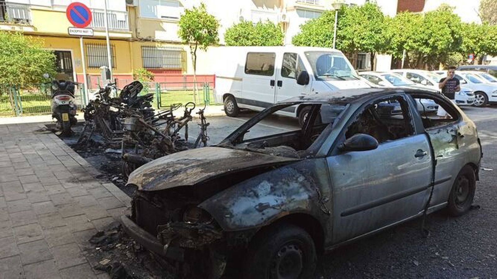 Vehículos calcinados en el último incendio en Parque Alcosa, registrado el pasado 4 de julio.