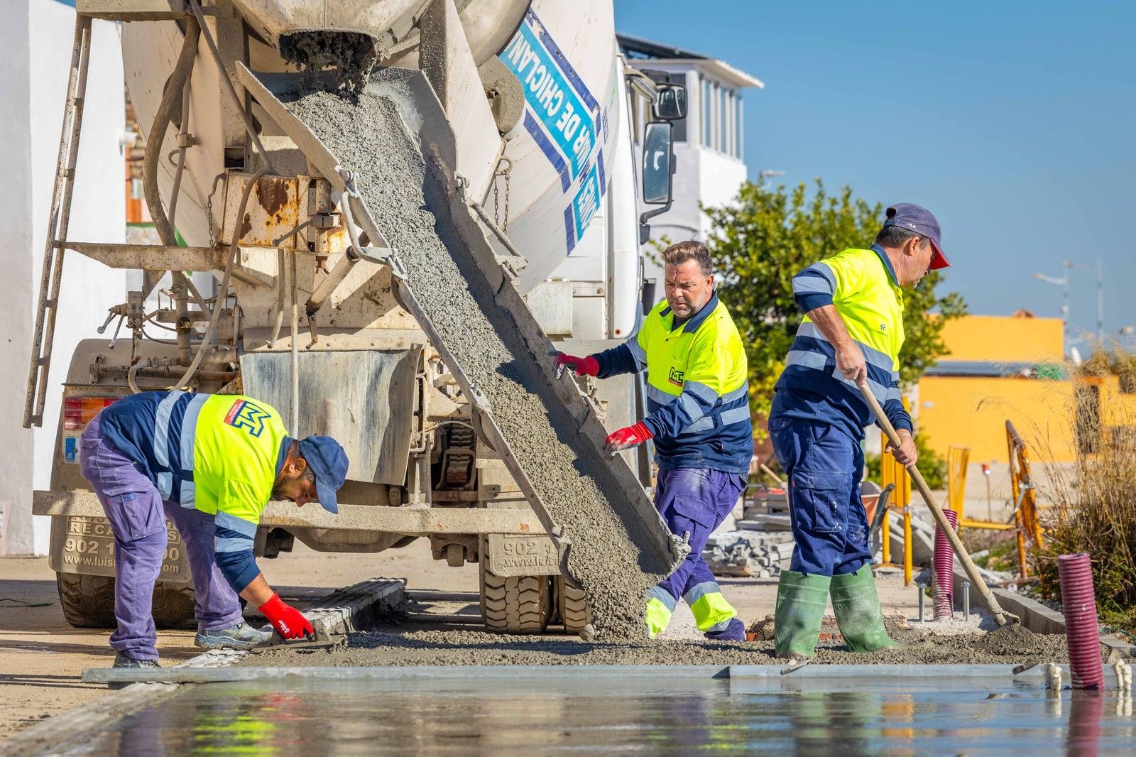 Trabajos para la construcción del paseo de la trasera de La Almadraba, en San Fernando
