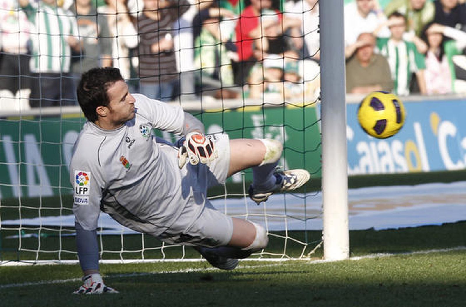 El portero del Alcorcón se tira al lado contrario al que va el balón en el penalti tirado por Rubén Castro. / Antonio Pizarro