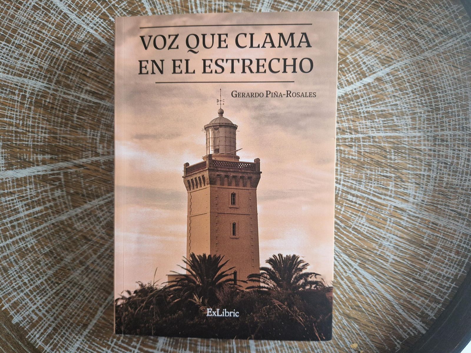 Portada de "Voz que clama en el Estrecho", de Gerardo Piña