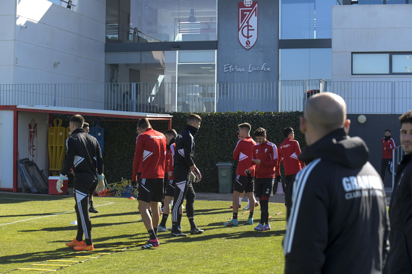 Paco López observa a su plantilla en un entrenamiento