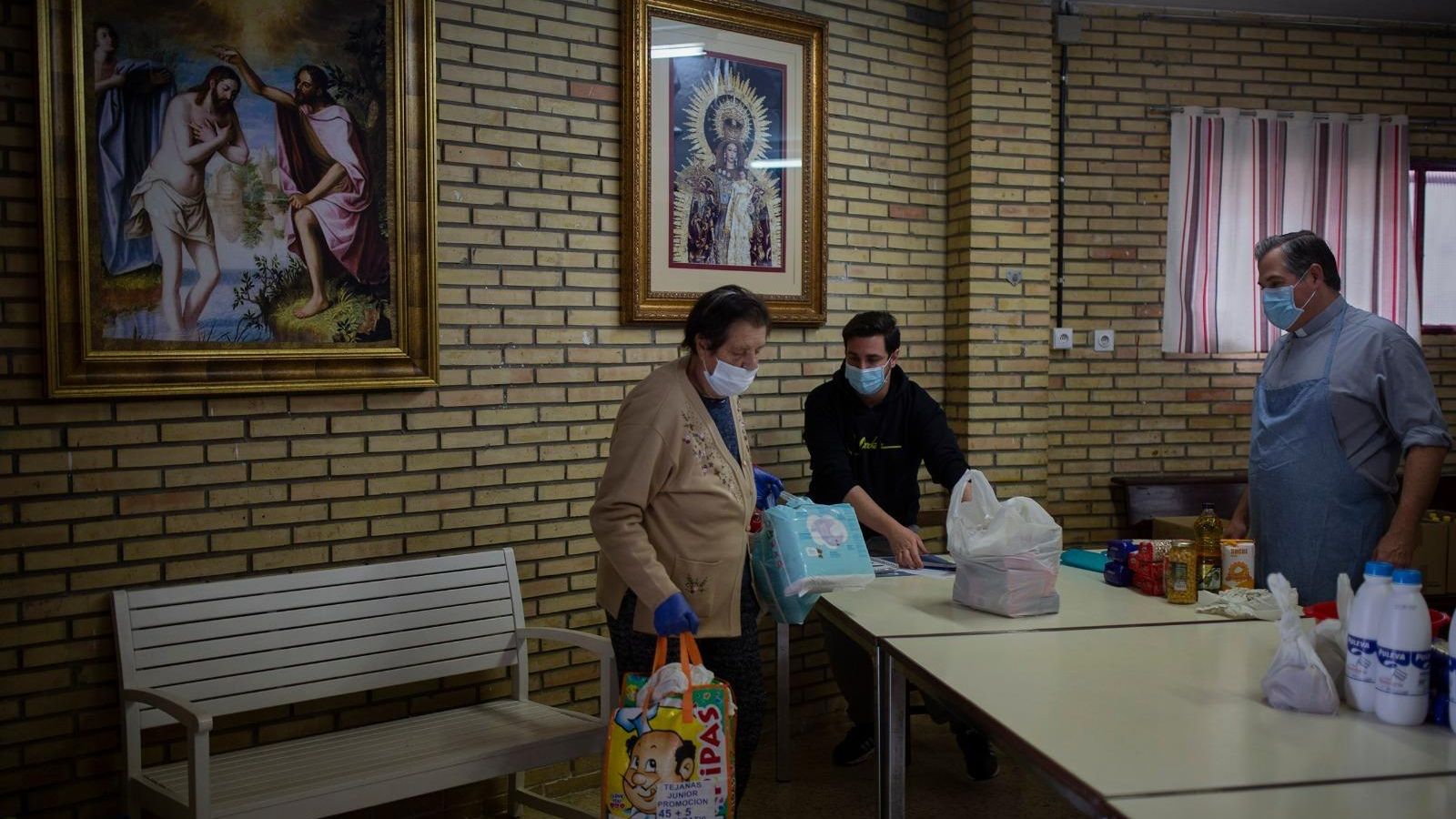 Reparto de comida en la parroquia Nuestra Señora de la Oliva.