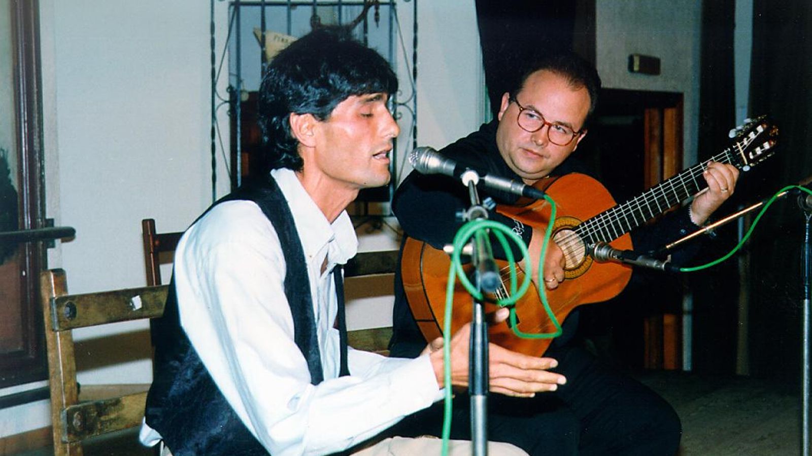 Antonio, presentando en 1998 el disco 'Dos gritos de libertad' en Huelva. Antonio, presentando en 1998 el disco 'Dos gritos de libertad' en Huelva.