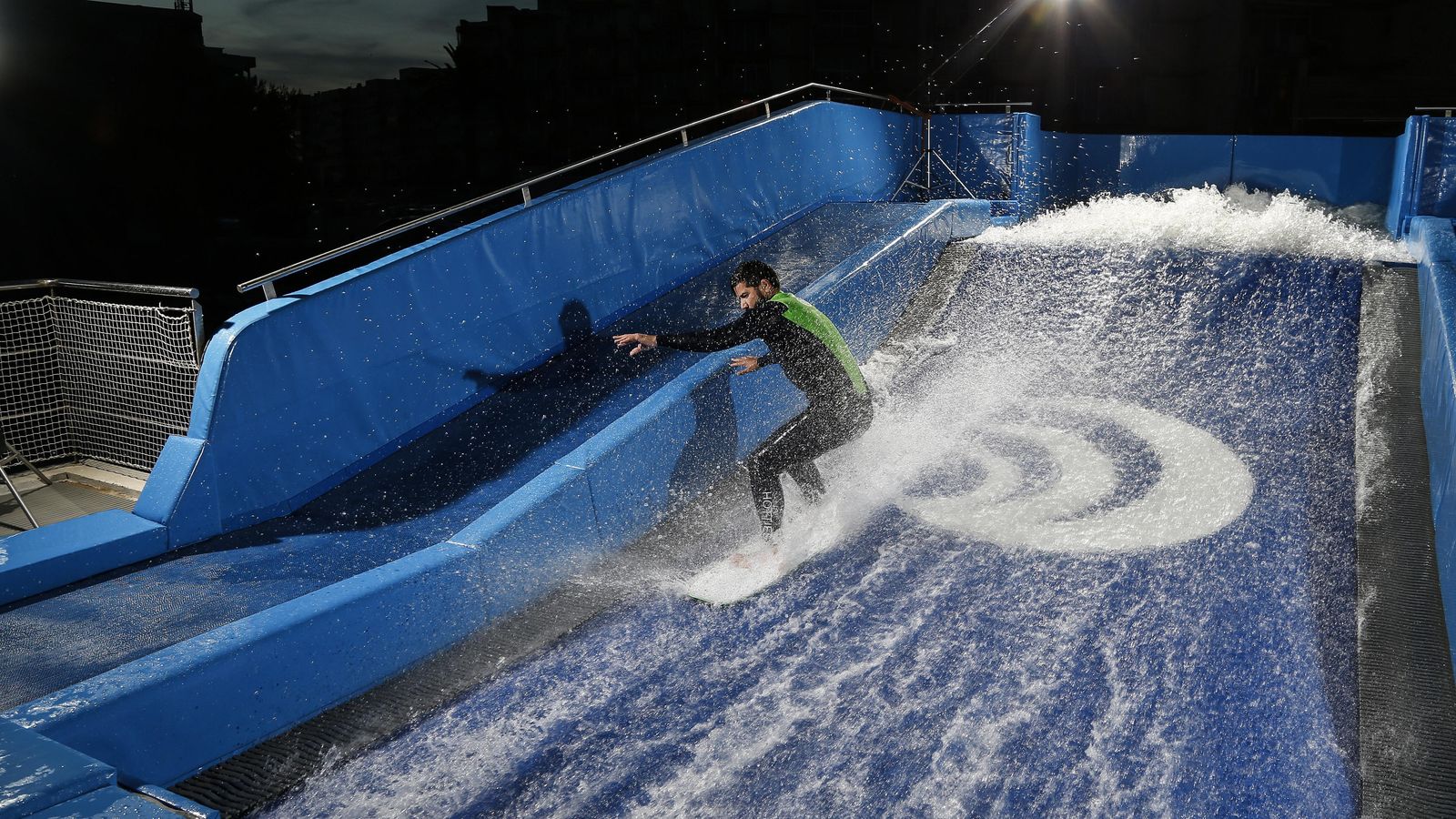 Surfear en el simulador de olas es posible en Urban Planet Lagoh.