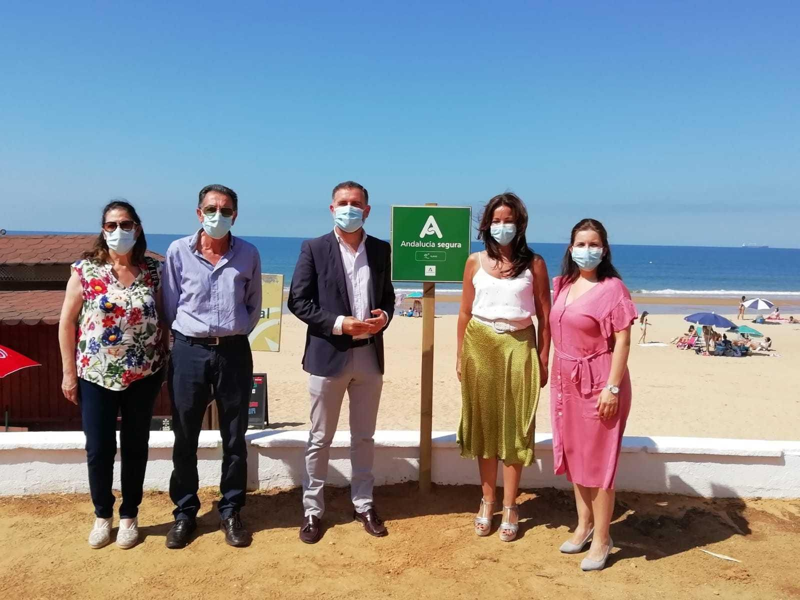 Foto de familia en la playa del Parador de Mazagón.
