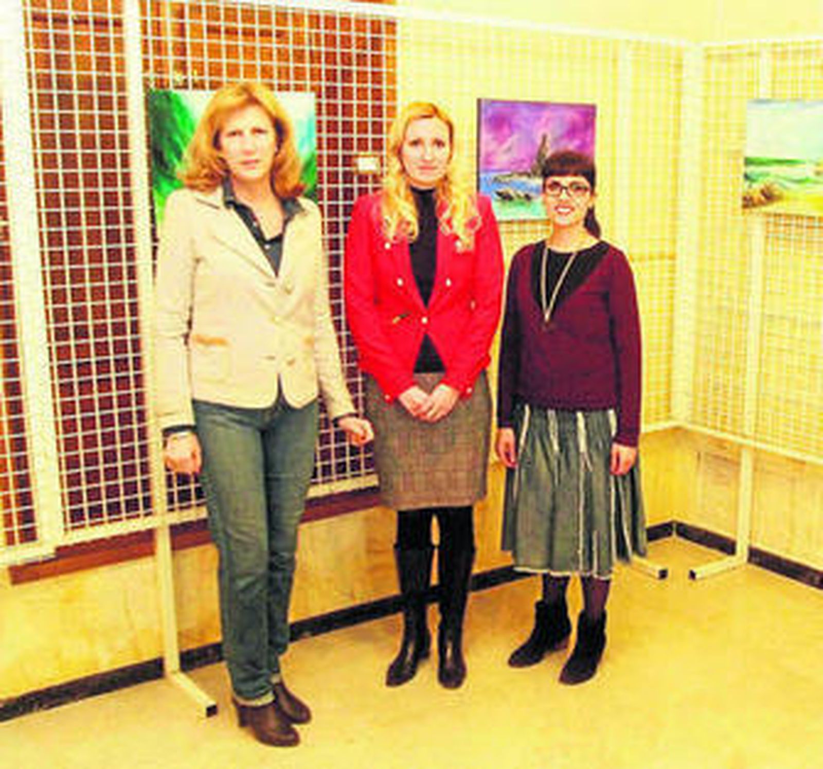 Sofía Mashkarina acompañada de María Dolores Ortega y Mariquina Ramos.