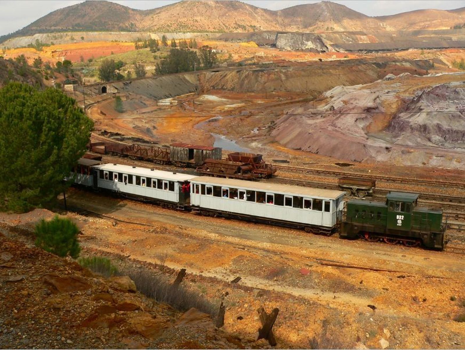 Tren turístico de Riotinto en uno de sus recorridos entre el característico paisaje minero de la zona.