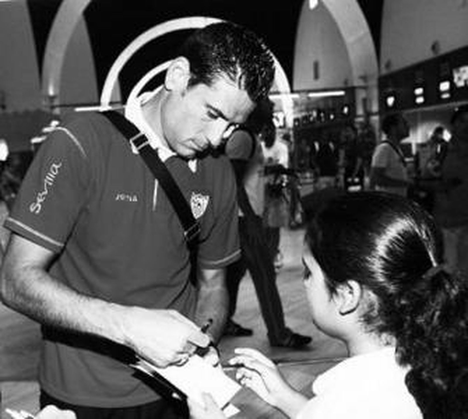 Andrés Palop firma un autógrafo en el aeropuerto.