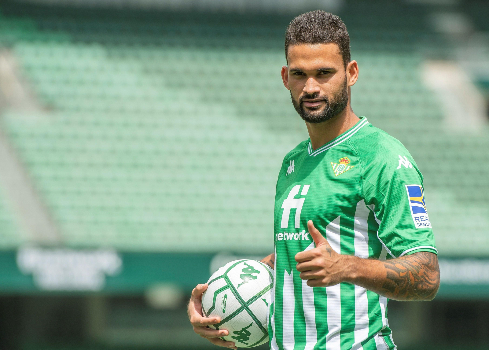 Willian José posa en el Benito Villamarín.
